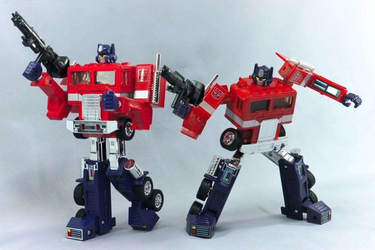 C-01 Missing Link Convoy VS O1 Convoy Comparison Images of Takara